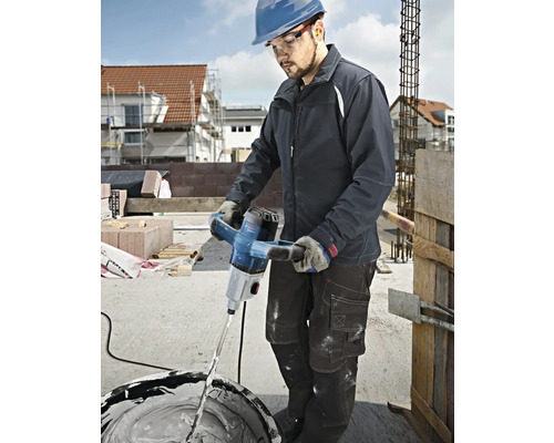 Handwerker verwendet einen Mörtelrührer von Bosch zum Mischen von Putz auf einer Baustelle.