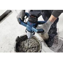 Handwerker mischt Mörtel mit einem elektrischen Mörtelrührer von Bosch.