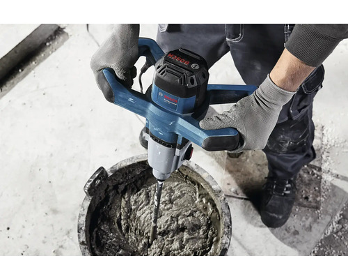 Handwerker mischt Mörtel mit einem elektrischen Mörtelrührer von Bosch.