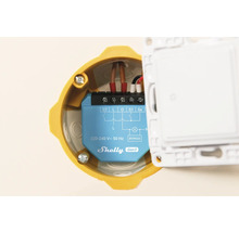 Shelly Gen3 Smart Home Relais in einer gelben Unterputzdose mit Kabeln