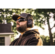 Mann mit Kappe, Sonnenbrille und 3M Gehörschutz