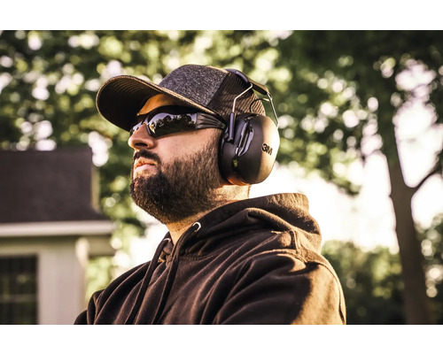 Mann mit Kappe, Sonnenbrille und 3M Gehörschutz