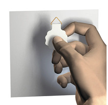Hand befestigt einen Bilderhaken an der Wand