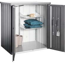 Geräteschrank mit geöffneten Türen, Regalen und Gartenzubehör