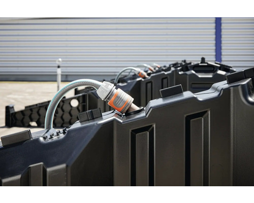 Gartenbewässerung mit Regentonne und Gartenschlauch