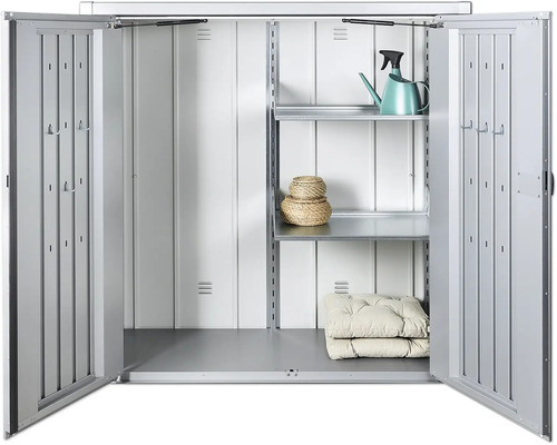 Offener Geräteschrank mit Regalen und Gartenzubehör