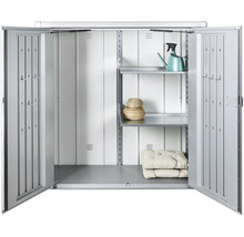 Geöffneter Geräteschrank mit Regalen und Gartenzubehör