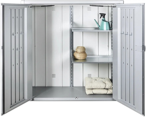 Geöffneter Geräteschrank mit Regalen und Gartenzubehör
