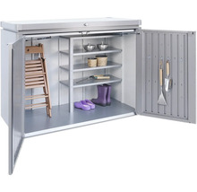 Geöffneter Geräteschrank mit Regalen und Gartenzubehör