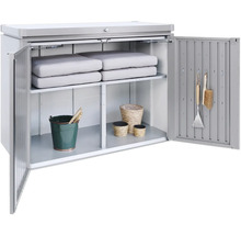 Geöffneter Geräteschrank mit Regalen und Gartenzubehör