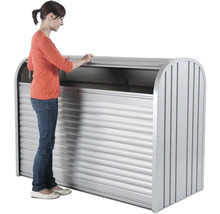Frau öffnet eine Gerätebox mit Rollladen