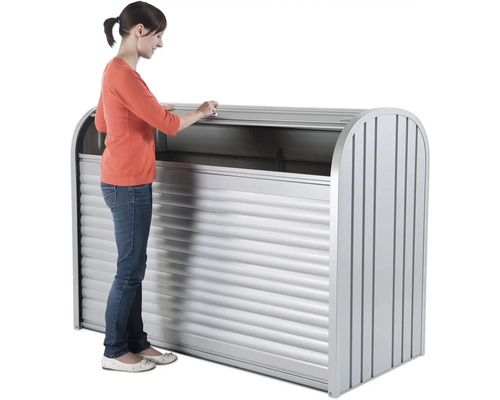 Frau öffnet eine Gerätebox mit Rollladen