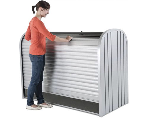 Frau öffnet einen Rollladenschrank für den Außenbereich