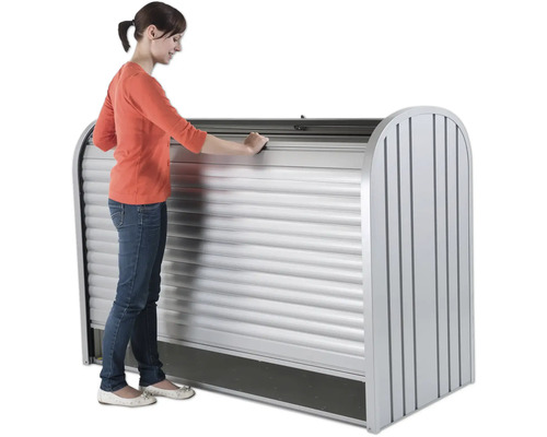 Frau öffnet einen Gerätehaus Rolladen