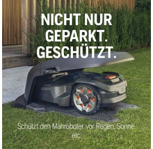 Rasenroboter mit Überdachung zum Schutz vor Witterungseinflüssen.