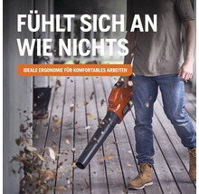 Mann benutzt Laubbläser auf Holzterrasse