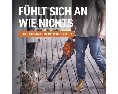 Mann benutzt Laubbläser auf Holzterrasse