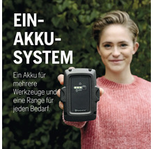 Frau hält Husqvarna Akku BLi20 in die Kamera