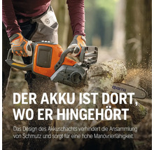 Eine Person sägt mit einer Akku-Kettensäge von Husqvarna einen Baumstamm.