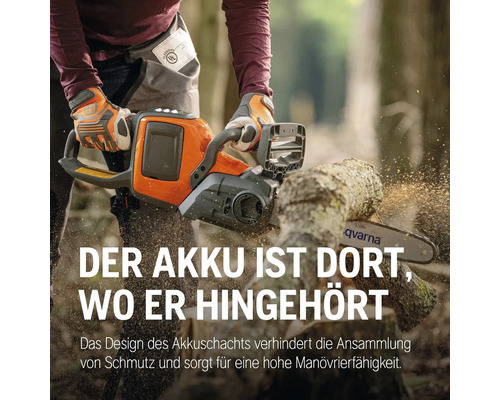 Eine Person sägt mit einer Akku-Kettensäge von Husqvarna einen Baumstamm.