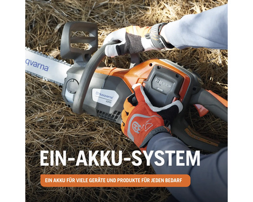 Husqvarna Akku-Kettensäge mit Handschuhen in der Nahaufnahme.