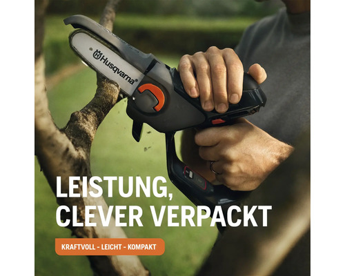 Eine Person schneidet einen Ast mit einer Akku-Astsäge von Husqvarna.