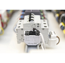Nahaufnahme eines Shelly Gen3 Stromstoßschalters zur Hausautomation