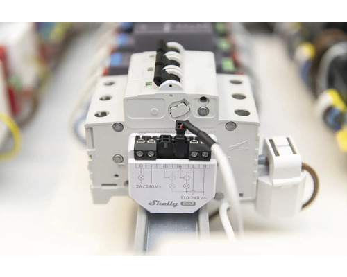 Nahaufnahme eines Shelly Gen3 Stromstoßschalters zur Hausautomation