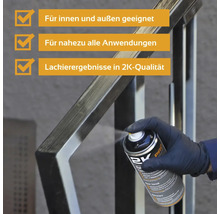 Eine Person sprüht mit einer 2K-Farbspraydose ein Metallgeländer an