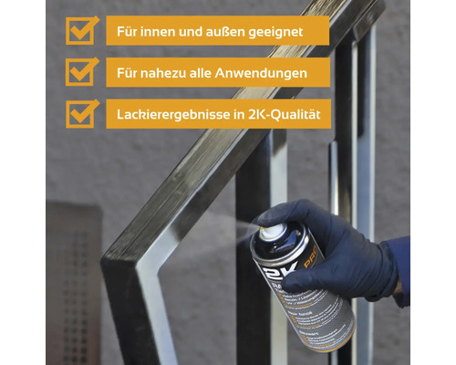 Eine Person sprüht mit einer 2K-Farbspraydose ein Metallgeländer an