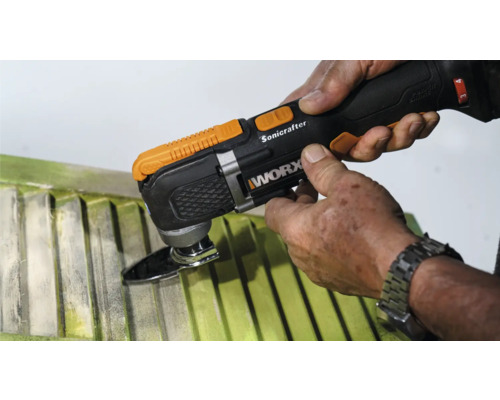 Eine Person benutzt einen Worx Sonicrafter Multifunktionswerkzeug zum Bearbeiten eines Werkstücks.