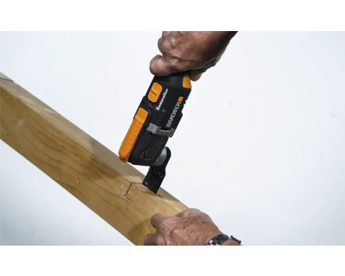 Eine Person benutzt ein Multifunktionswerkzeug zum Schneiden eines Holzstücks.