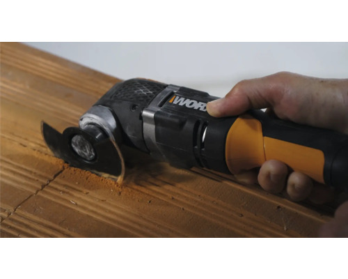 Oszillierendes Elektrowerkzeug im Einsatz auf einem Werkstück und Worx Logo