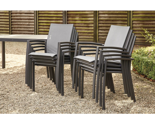 Stapelbare Gartenstühle aus Metall mit Armlehnen im Außenbereich