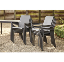 Stapelbare Gartenstühle aus Metall mit Armlehnen und Textilbespannung