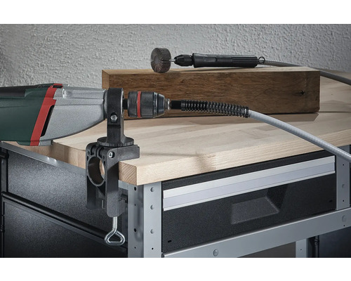 Bohrmaschine mit Tischhalterung und biegsamer Welle auf einer Werkbank