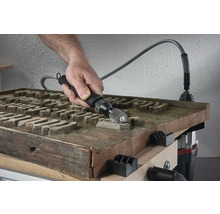 Mann verwendet eine biegsame Welle an einem Werkstück aus Holz