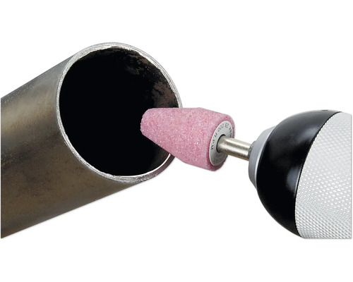 Kegelförmiger Schleifstift für die Metallbearbeitung im Einsatz