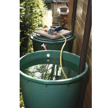 Zwei grüne Regentonnen mit Wasserpumpe und Schlauch im Garten.