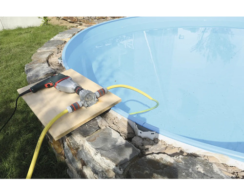 Pool mit Bohrmaschinenpumpe zum Entleeren des Wassers
