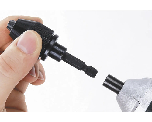 Hand hält Schnellspannbohrfutter für Bohrmaschine