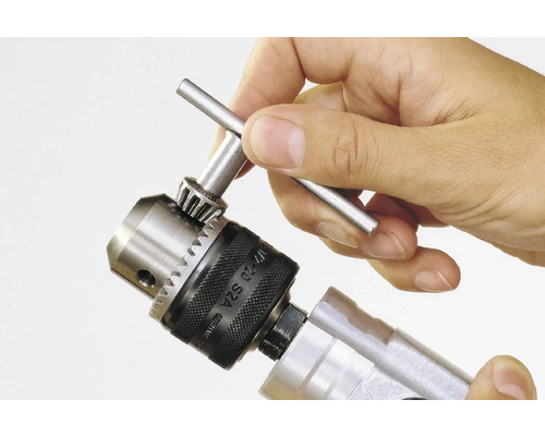 Bohrfutter wird mit einem Bohrfutterschlüssel festgezogen.