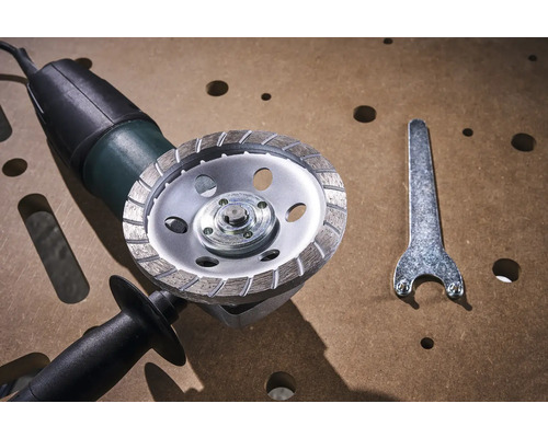 Winkelschleifer mit Diamantschleiftopf und Schraubenschlüssel