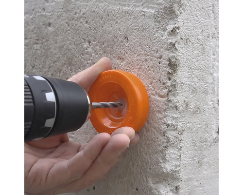 Bohren in Beton mit einem Bohrer und einem Bohrschutz