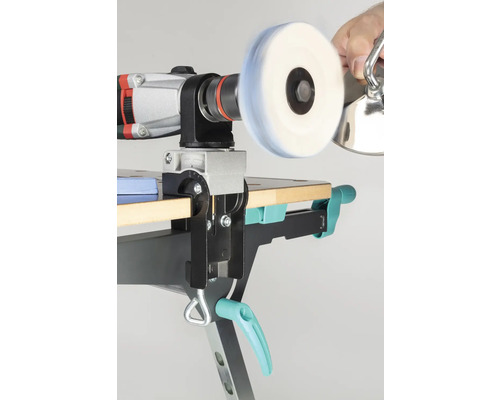 Poliermaschine mit Polieraufsatz auf einem Werktisch