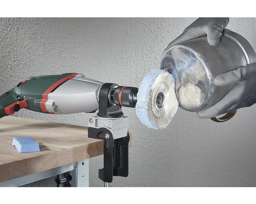 Bohrmaschine mit Polieraufsatz und Werkstück in Werkstatt