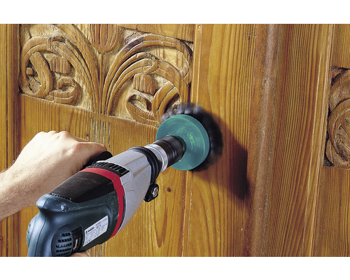 Bürstenaufsatz für Bohrmaschine bei der Holzbearbeitung