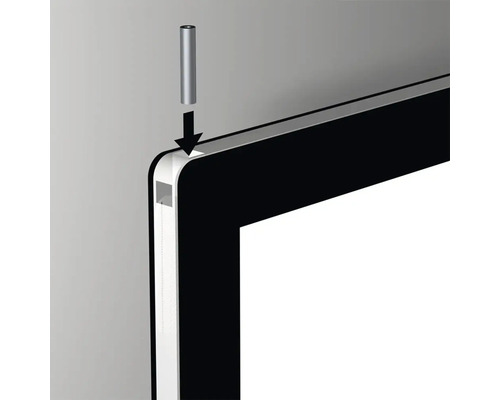 Befestigungselement wird in einen Bildschirmrahmen eingesetzt