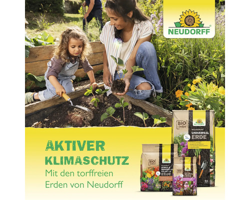 Szene mit Mutter und Kind, die in einem Hochbeet Erdbeerpflanzen mit Neudorff-Erde einpflanzen, im Hintergrund Neudorff Logo und verschiedene Packungen Neudorff-Erde