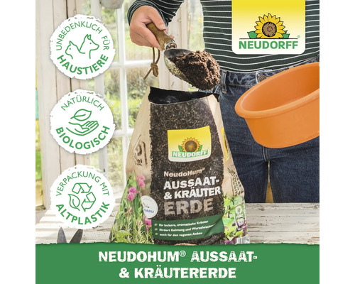Eine Person füllt Aussaat- und Kräutererde von Neudorff mit einer Schaufel in einen Pflanztopf. Auf der Verpackung sind die Logos für tierfreundlich, biologisch und Recyclingkunststoff abgebildet.
